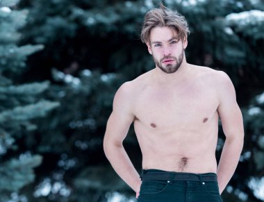 yakışıklı kaslı adam Kışın açık