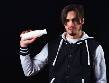 Beyzbol ceketli sakallı adam.