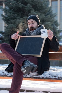 Boş tahtası olan şaşırmış bir adam