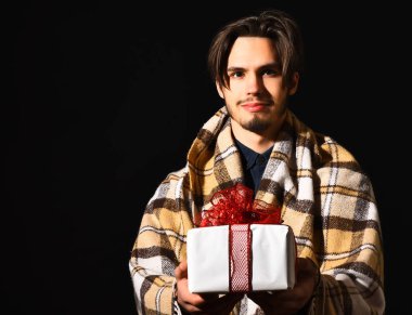 Gülümseyen sakallı adam.