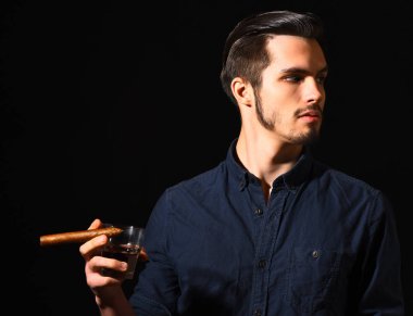 Viskili ciddi sakallı adam.