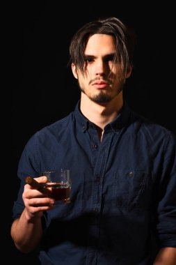 Viskili ciddi sakallı adam.