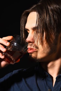 Viskili ciddi sakallı adam.