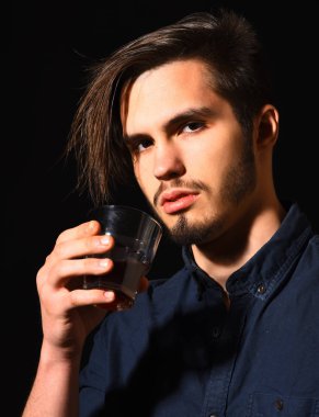 Viskili ciddi sakallı adam.