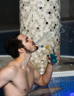 Yakışıklı kaslı adam su sıçramalarına