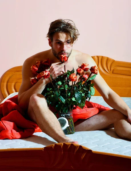 Macho barbudo con rosas — Foto de Stock