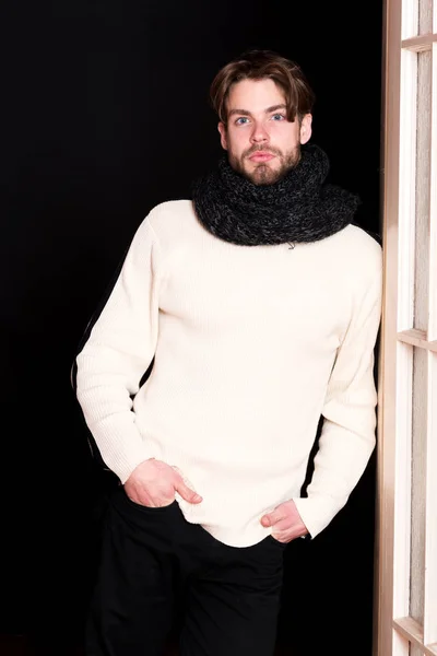 스웨터를 입은 잘생긴 수염 남자 — 스톡 사진