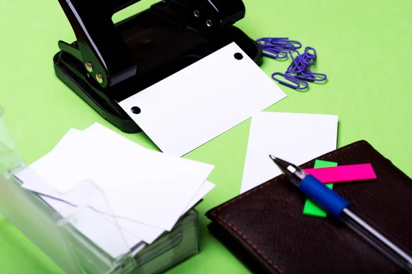 Papelería para la oficina: perforador de agujeros, clips, espacios en blanco, billetera, pluma, pegatinas — Foto de Stock