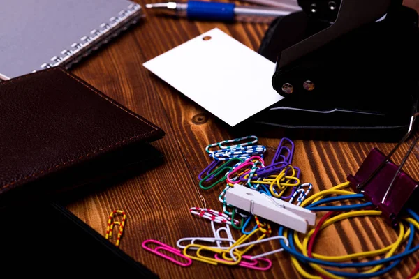 Briefpapier: notebook, clips, pen, portemonnee, rubber, perforator, rubber band — Stockfoto