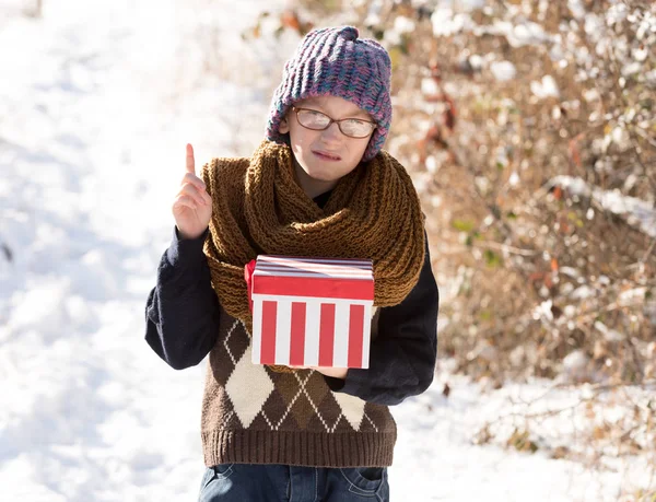 Small boy with present box in winter outdoor — Stock Photo, Image