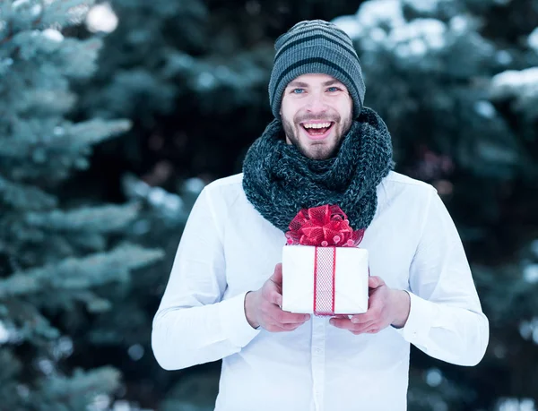 Homem bonito com caixa presente no inverno ao ar livre — Fotografia de Stock
