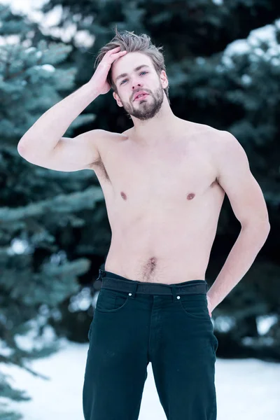 Pohledný svalnatý muž v zimě venkovní — Stock fotografie