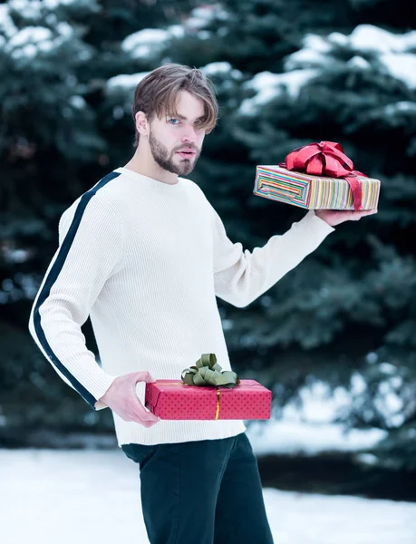 Hombre guapo con caja presente en invierno al aire libre — Foto de Stock