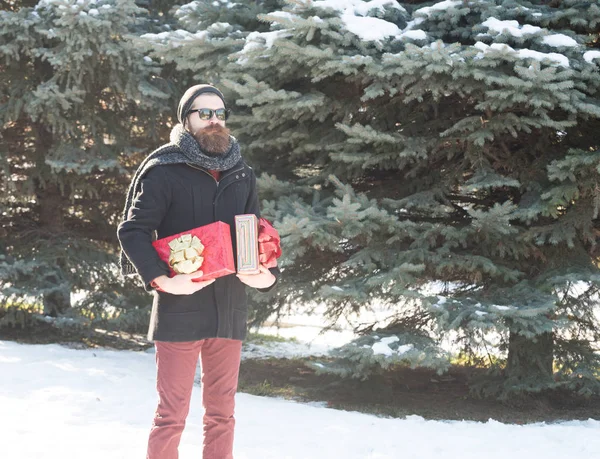 Barbudo hombre con cajas de regalo —  Fotos de Stock