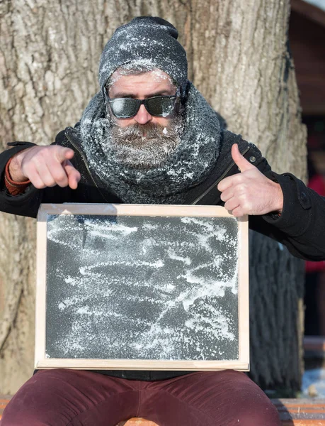 Hombre barbudo de invierno con tabla — Foto de Stock