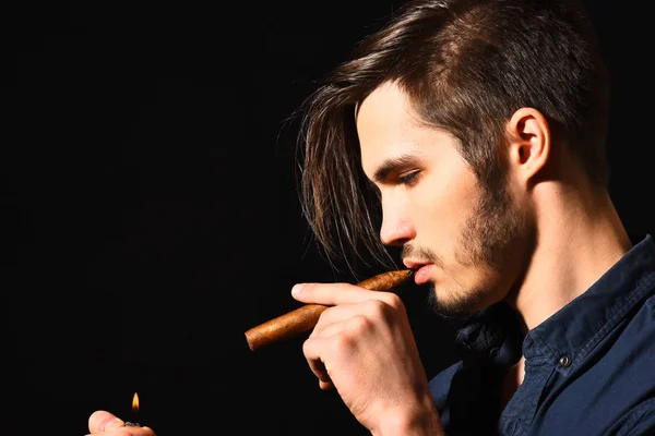 Серьезный бородатый мужчина курит сигару — стоковое фото
