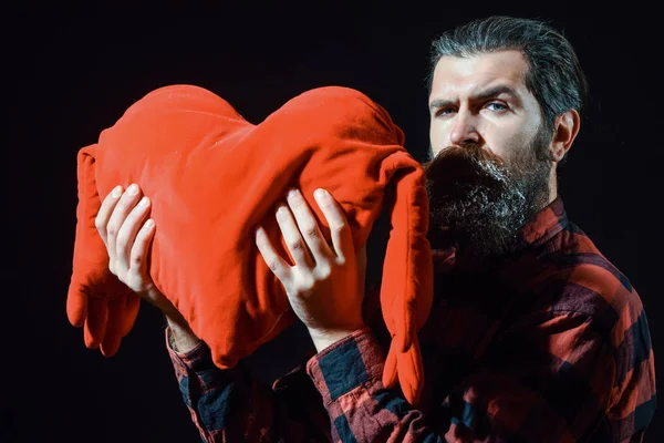 Γενειοφόρος άντρας με μαξιλάρι καρδιάς — Φωτογραφία Αρχείου