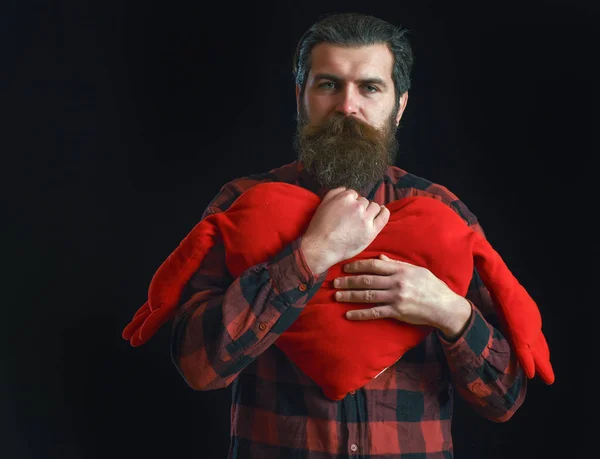 Kalp yastıklı sakallı adam. — Stok fotoğraf