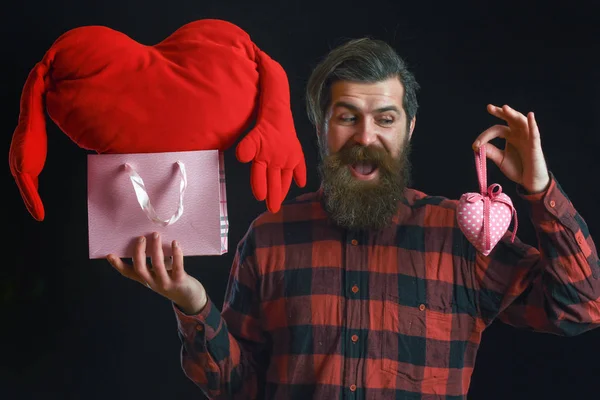 Бородатий чоловік з серцем і пакетом — стокове фото