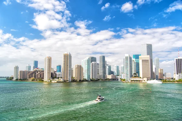 Pemandangan udara dari pencakar langit Miami dengan langit biru, layar perahu — Stok Foto