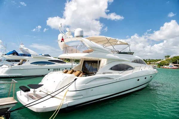 Yacht in baia con cielo nuvoloso — Foto Stock