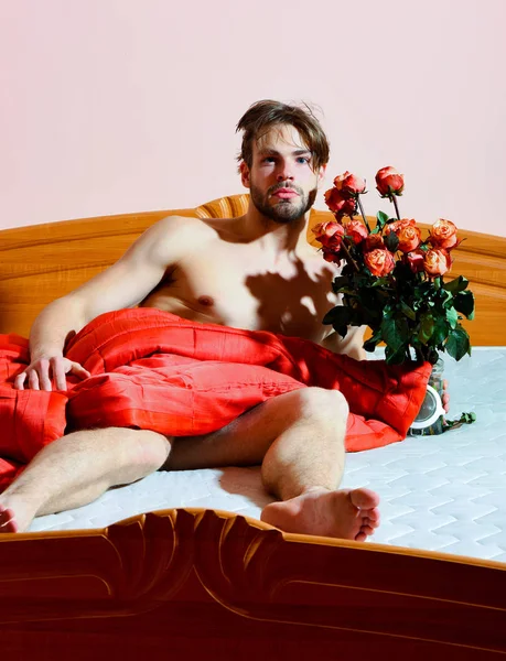 Bearded macho man with roses — Stock Photo, Image