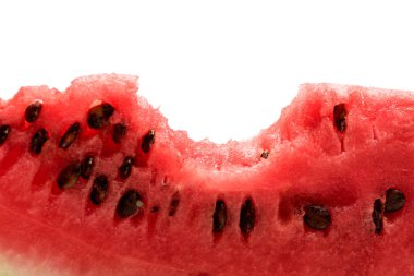 Kırmızı karpuz dilimi üzerinde beyaz izole kapalı ısırıldı