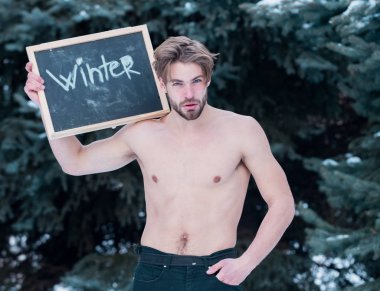 Kış blackboard açık olan yakışıklı kaslı adam