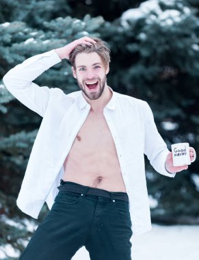 Kışın açık havada sabah bardağıyla yakışıklı seksi bir adam.