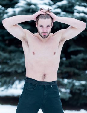 yakışıklı kaslı adam Kışın açık