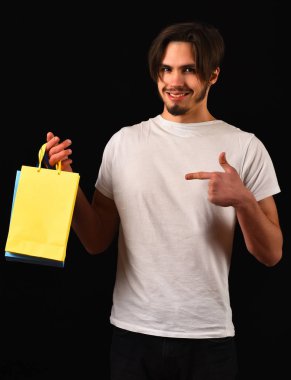 Gülümseyen yakışıklı sakallı adam