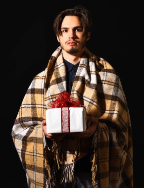 Ekoseli yakışıklı sakallı adam.