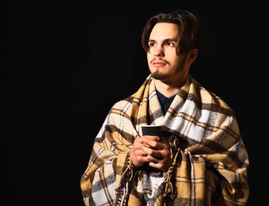 Gülümseyen sakallı adam.