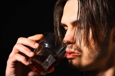 Viskili ciddi sakallı adam.