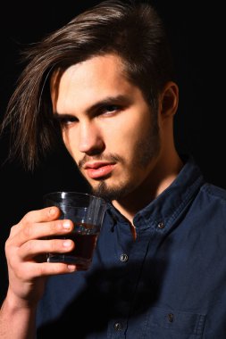 Viskili ciddi sakallı adam.