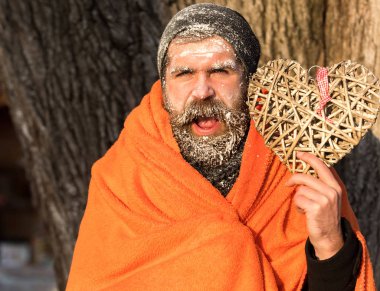 Yürekli, battaniyeli adam