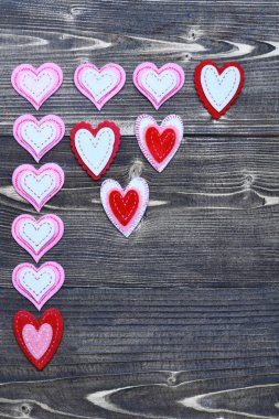 Sevgililer günü dekorasyon olarak ahşap üzerine renkli keçe kalp