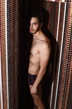 yakışıklı bir adam duş