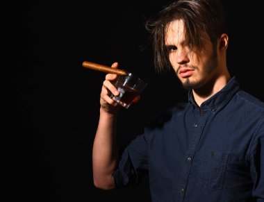 Viskili ciddi sakallı adam.