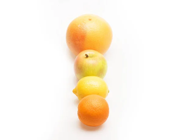 Narancssárga, grépfrút, citrom és alma gyümölcs, fehér alapon elkülönítve — Stock Fotó
