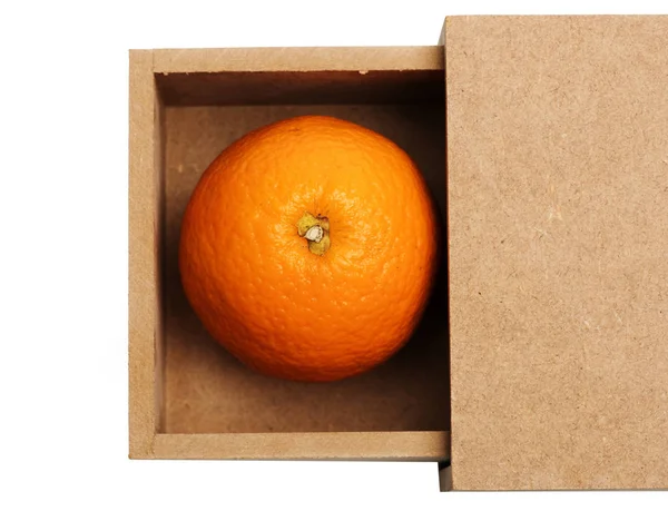 Fruta de laranja em caixa isolada em branco — Fotografia de Stock