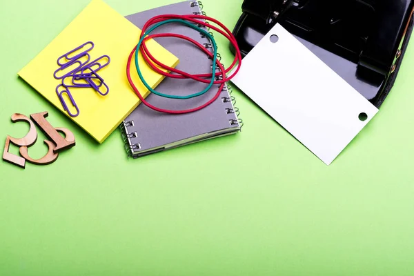 Papelería para la oficina: perforador de agujeros, cuaderno, clips, en blanco, banda de goma — Foto de Stock