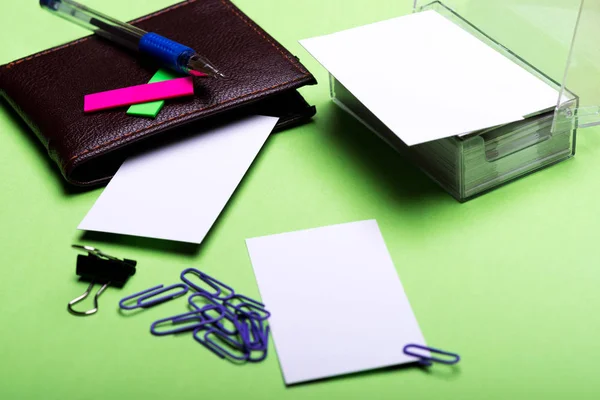 Papelería para la oficina: clips, clip aglutinante, espacios en blanco, billetera, pluma, pegatinas — Foto de Stock