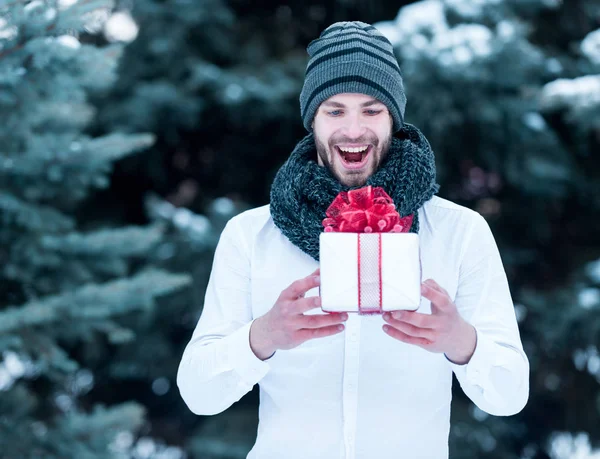 Homem bonito com caixa presente no inverno ao ar livre — Fotografia de Stock