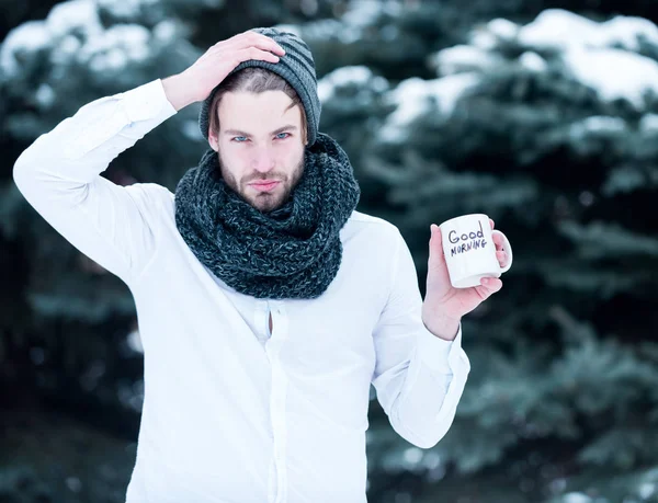 Красивый мужчина с утренней чашкой на открытом воздухе зимой — стоковое фото