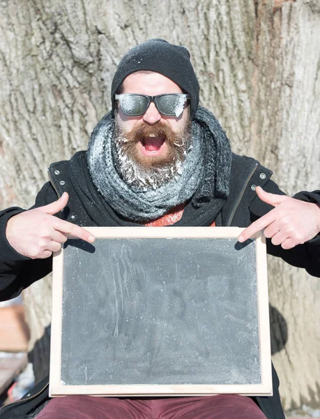 Vinter skäggig man med ombord — Stockfoto