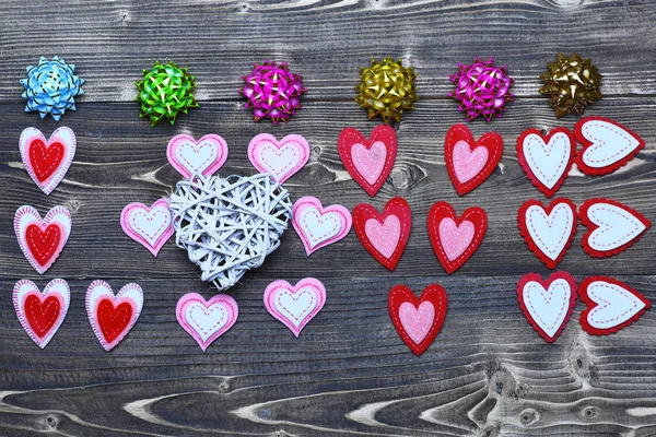 Schleifen und Herzensliebe auf Holz als Valentinsdekoration — Stockfoto