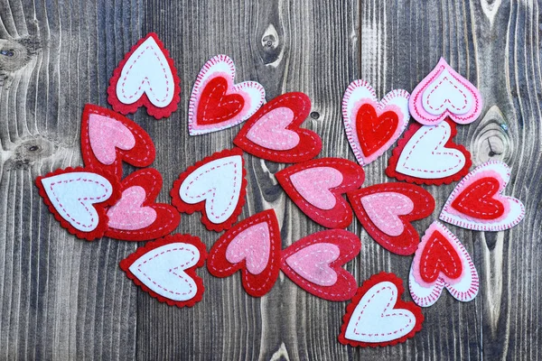 バレンタインの日の装飾として木材にカラフルなフェルト ハート — ストック写真