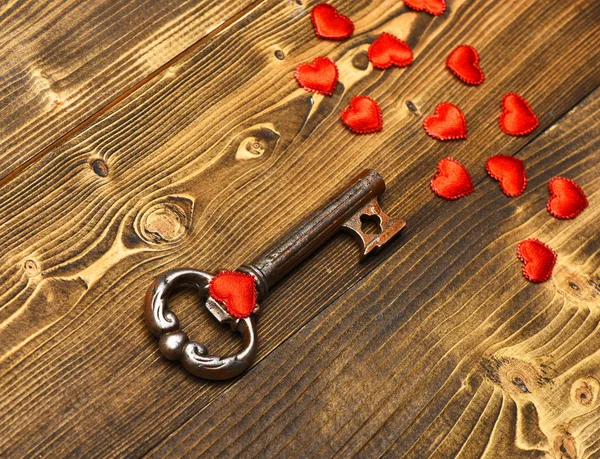 발렌타인 데이 장식으로 나무에 금속 키와 붉은 마음 — 스톡 사진