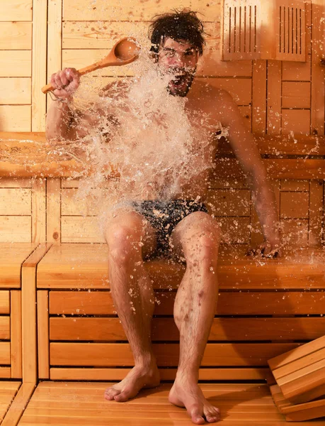 Scheutje water op opgewonden man — Stockfoto